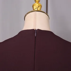 Détail de la fermeture éclair invisible au dos d'un élégant chemisier chic bordeaux