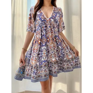 Böhmisches Sommerkleid mit V-Ausschnitt und Blumendruck für Damen im lässigen Urlaubsstil