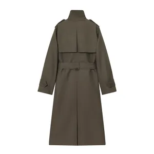 Vue arrière d'un trench-coat long imperméable vert olive pour femme avec ceinture