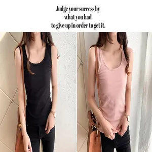 Detalle de camisetas térmicas de canalé ajustadas para mujer en colores negro y rosa.