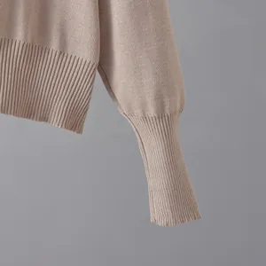 Nahaufnahme des beigen Strickpullovers mit feiner Rippenstruktur an Manschette und Saum.
