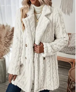Vue détaillée de la texture en peluche blanche torsadée d'un manteau croisé femme.