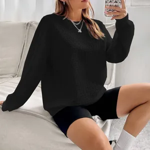 Vue détaillée d'un sweat-shirt décontracté noir pour femme avec texture gaufrée et col rond