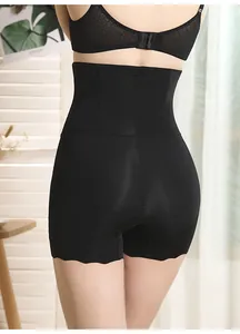 Vue détaillée de la gaine amincissante noire à taille haute avec effet de levage des fesses