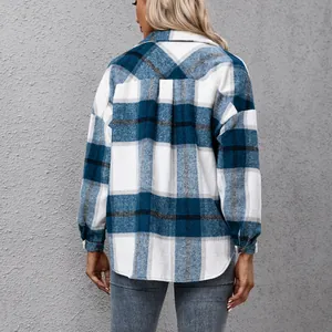 Oversized blauw geruit overshirt voor dames met lange mouwen en knoopsluiting.