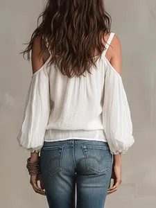 Detaillierte Rückansicht einer weißen Off-Shoulder-Bluse mit eleganten Puffärmeln