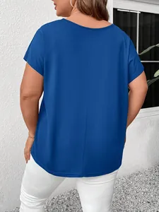 Vue arrière détaillée d'un haut bleu roi à manches courtes pour femmes de grande taille
