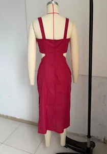 Vista posteriore dettagliata di un abito midi estivo rosso vino con eleganti ritagli in vita