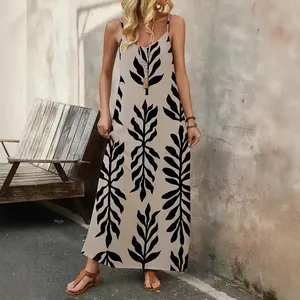 Vista completa de un vestido largo bohemio con estampado de hojas para vacaciones.