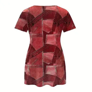 Vue arrière d'une robe t-shirt à manches courtes avec imprimé denim patchwork rouge