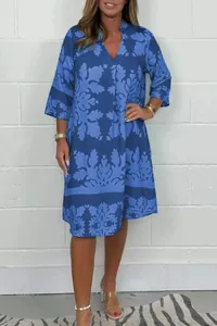Vollansicht: Knielanges blaues Blumenkleid mit V-Ausschnitt und Dreiviertelärmeln am Modell