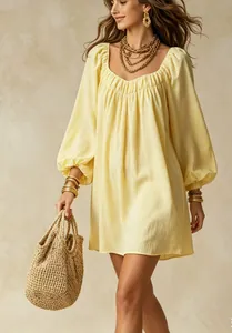 Vue détaillée d'une mini-robe bohème jaune avec manches lanterne et encolure froncée