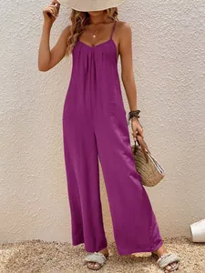 Dettaglio moda della tuta viola stile vacanza con scollo a V e gamba larga per donna