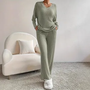 Elegante set relax in maglia a coste verde salvia con top a scollo a V e pantaloni