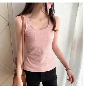 Primer plano de camiseta térmica de tirantes rosa para mujer con ajuste entallado y cuello