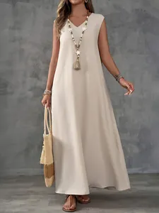 Elegante mouwloze maxi-jurk met V-hals en zijsplit voor een zomerse vakantie-uitstraling.