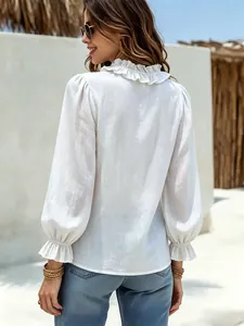 Detailansicht der Rückseite einer weißen französischen Bluse mit Rüschenkragen für Damen
