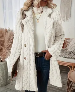 Détail d'un manteau en peluche blanc élégant avec col à revers et tissu texturé