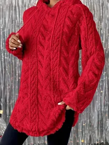 Detalle de sudadera con capucha roja de peluche con textura jacquard