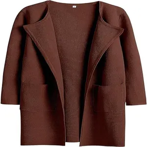 Vista dettagliata di un cappotto marrone da donna in misto lana con bavero e tasche