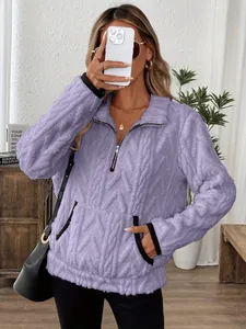Sweat-shirt en polaire texturée lilas avec demi-zip et bordures noires contrastées