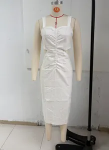 Dettaglio della vita increspata e del ritaglio laterale di questo elegante abito midi bianco
