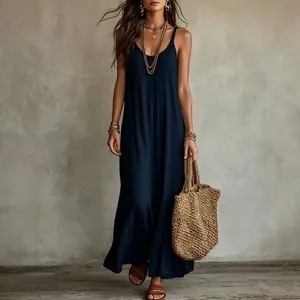 Robe maxi bohème bleu marine, coupe ample pour les vacances à la plage.