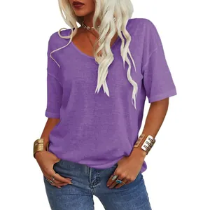 Λεπτομέρεια γυναικείου μωβ T-shirt με λαιμόκοψη V και άνετα μισά μανίκια