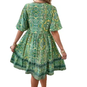 Elegante Rückansicht eines grünen Paisley-Print V-Ausschnitt Kleides für Damen Sommerurlaub