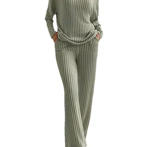 Elegante completo due pezzi da donna verde salvia a costine con pantaloni larghi casual