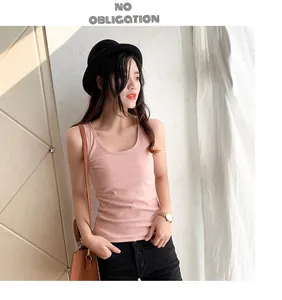 Primer plano de camiseta térmica rosa de canalé ajustada para mujer casual
