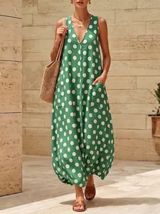 Abito lungo vintage a pois verdi con scollo a V senza maniche, tasche e orlo a palloncino.