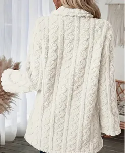 Veste en peluche blanc cassé à maille torsadée pour femme, texture douce