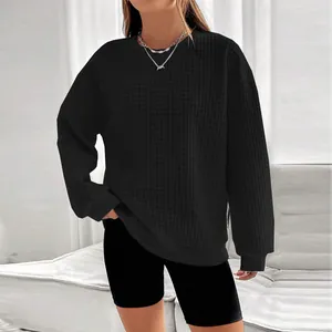 Vue détaillée montrant la texture quadrillée de ce sweat-shirt noir à col rond pour femme