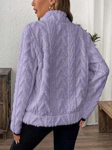 Vue détaillée de l'arrière d'un sweat-shirt en peluche jacquard violet clair texturé