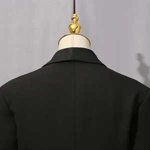 Gros plan du col arrière d'un élégant blazer noir pour femme de style coréen chic