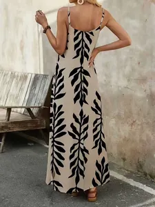 Vista detallada de la espalda de un vestido largo bohemio con estampado de hojas negras en beige.