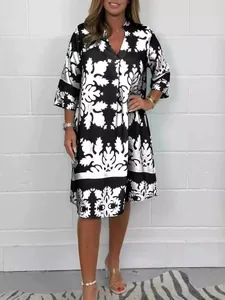 Elegantes herbstliches Kleid mit V-Ausschnitt und schwarz-weißem Blumenmuster, 3/4 Ärmel
