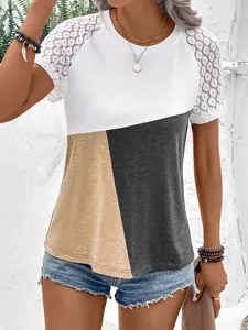 Nahaufnahme der filigranen Spitzenärmel und des Farbblock-Designs bei diesem Sommer-T-Shirt.