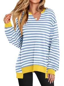 Detail van blauw-wit gestreept sweatshirt met gele geribbelde bies en V-hals