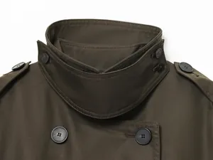 Détail en gros plan du col et des épaulettes d'un trench-coat croisé vert olive foncé