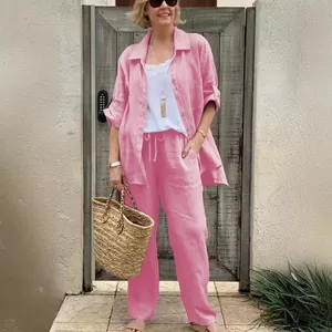 Rosa Leinen-Zweiteiler für Damen mit Langarmhemd und Hose mit weitem Bein.