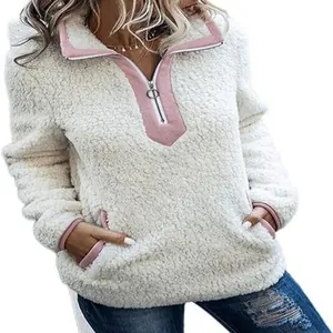 Sweat-shirt douillet en polaire sherpa blanche pour femme avec bordure rose contrastée et zip