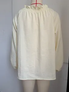 Rückansicht Detail der cremefarbenen Bluse mit gerafftem Kragen und Puffärmeln