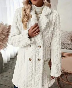 Gros plan d'un manteau en peluche blanc pour femme avec maille torsadée et boutonnage croisé