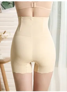 Vue arrière détaillée d'un short gainant respirant à taille haute en couleur beige