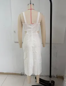 Dettaglio della vista posteriore di un abito midi bianco con spalline e cut-out vita