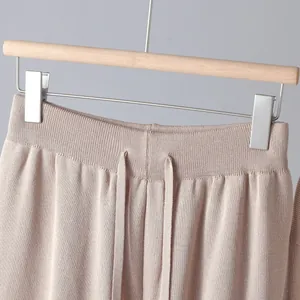 Detaillierte Ansicht des gerippten elastischen Bunds der beigen Strick-Lounge-Hose