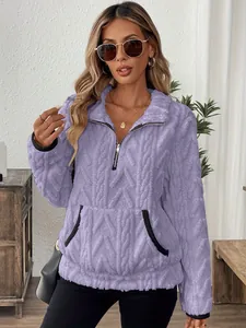 Détail du sweat-shirt en polaire texturée lavande avec demi-fermeture éclair