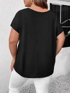Vue arrière d'un t-shirt noir à manches courtes grande taille, détails de coupe